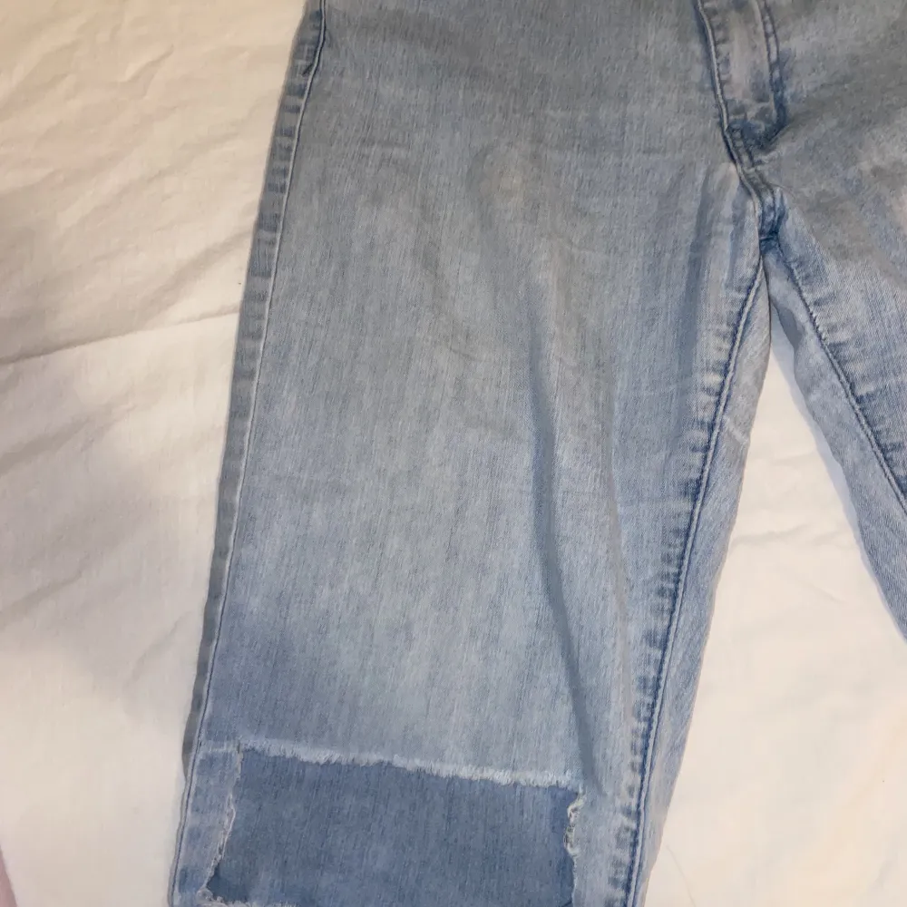Ett par jeans från second hand som jag köpte för ett par år sedan och använt dom ganska mycket men klippt ett eget hål. Man får stå för frakten själv och pris för frakten kan vi diskutera🥰. Jeans & Byxor.