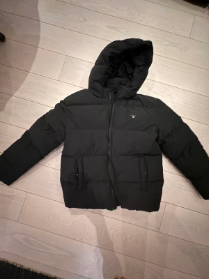 Gant Jacka barnstorlek 170 cm helt oanvänd - Gant jacka Köpt för 2000 Helt oanvänd (köpte fel storlek) Stockholm
