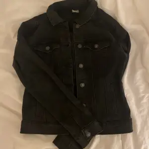 En svart jeansjacka från Vero Moda