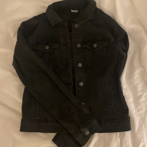 Svart jeans jacka - En svart jeansjacka från Vero Moda