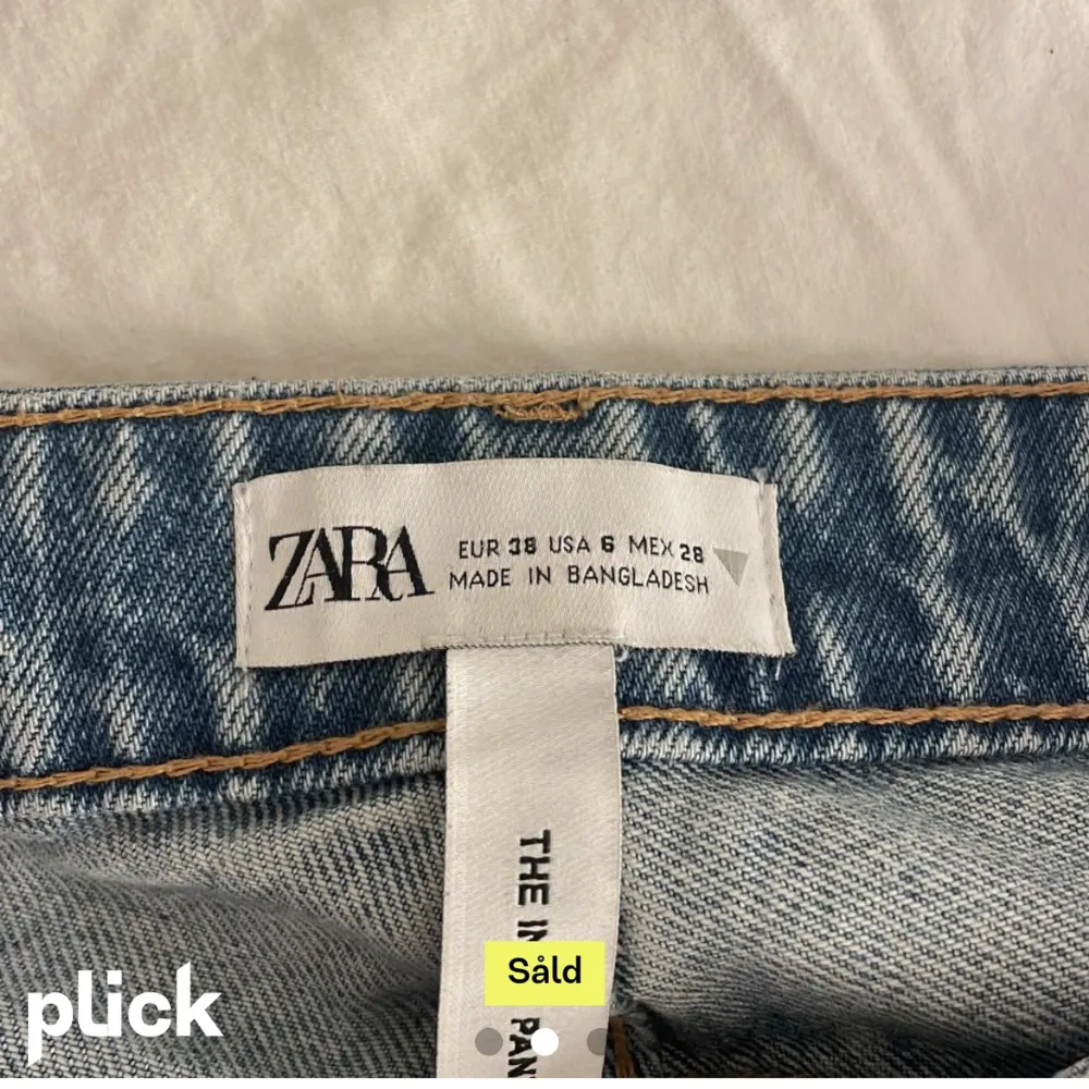 Säljer dessa super fina jeansen som jag köpte av en tjej på Plick💓.  Säljer då de tyvärr inte passade  mig💓 . Jeans & Byxor.