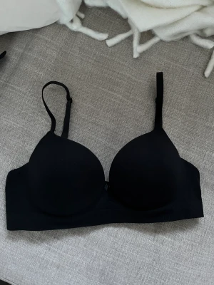 - - Super push up från H&M, storlek 70B. Otroligt skön med breda band, knappt använd ❤️‍🔥