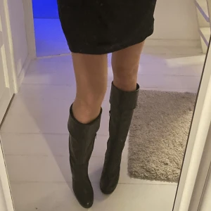 Svarta snygga stövlar  - Säljer mina snygga tamaris stövlar då jag inte använder dem längre. Använda fåtal gånger! Storlek 39/40.