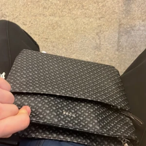 Hugo boss väska  - Skick 10:10 inga skador ingen rost