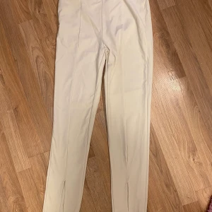 Kostymbyxor  - Beige från shein passar S också då dem är lite större av sig. Med slit framme. 