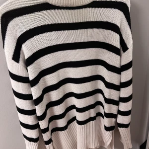 Randig tröja - Hej, säljer nu min älskade stickade tröja från Gina Tricot. Mycket väl omhändertagen. Strl XS, den passar på dig som har S också🤗 Köparen står för frakt💞