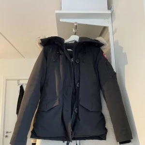 Canada Goose, Montebello - Säljer min Canada Goose i storlek Xs. Den är köpt i vintras (2022), jackan är väldigt sparsamt använd och pälsen oanvänd. Skickar fler bilder vid förfrågan, priset kan diskuteras!  Nypris: 11 000 kr