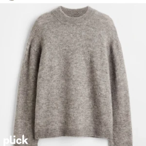 Stickad tröja - Intressekoll på denna superfina slutsålda stickade tröja från hm. Den är i fint skick!💗(nypris 500)