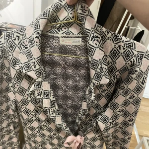 Odd molly damkofta - I nyskick! Säljer för min morsa. strl 3 motsvarar M-L puderrosa med svart.