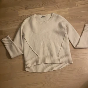 Stickad tröja - Säljer min stickade hunkydory tröja på grund av att den har blivit för liten. Den är andvänd några gånger men funkar lika bra som en ny🤙🏼