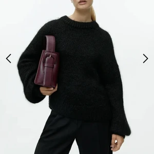 Arket mohair-tröja - Aldrig använd! Lapparna finns kvar. Storlek S men oversized Köptes för 990 kr I mohair, från Arket.