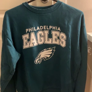 Sweatshirt  - Cool Sweatshirt från Asos!🤍 färgen är ungefär millitärgrön/blå