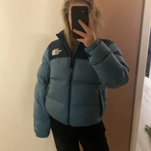 The north face jacka - Hej!  Jackan är i superfint skick och endast använd några enstaka tillfällen. Hör av er vid funderingar. 😊