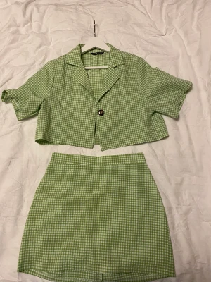 Rutigt set - Rutigt set från shein, använd en gång och därmed i fint skick✨ 60kr + frakt💚