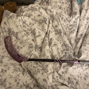 Innebandyklubba oxdog - Säljer min innebandyklubba då jag har slutat Endast spelad med i en säsong Har en liten skada (se bild) annars är den i mycket fint skick  Skaftlängd: 96 cm Köpt för 1500 säljer för minst 500 Kan mötas upp i Borås eller Gbg annars står köparen för frakt