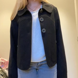 Kort kappa - Säljer denna så snygga korta ullkappan 😍 knappt använd så i princip i nyskick💕 möts upp på Östermalm eller fraktar! Direktpris 350❤️