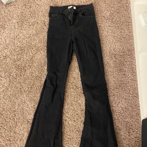 Gina tricot  - Ett par svarta utsvängda jeans ifrån Gina tricot i storlek XXS. 