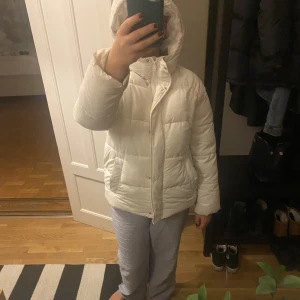 Vit dunjacka - Jätte fin vit dunjacka ifrån Monki. Storlek M. Använt skick, går säkert att tvätta. Köpt förra vintern, finns inte att köpa längre. Går att spänna i midjan om man vill ha en tajtare passform. Passar allt från xs-m beroende på hur man vill att den sitter.❤️