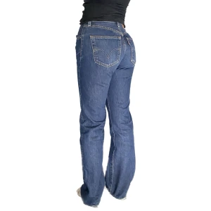 Lågmidjade jeans - Supersnygga levi’s 501 jeans. Midjan är insydd till 76 cm, Innerbenslängden: 83 cm. (Liknar dom på första bilden som är lånad). Köpare står för frakten. 🫶✨