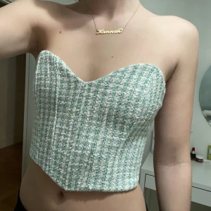 Korsett zara - Säljer denna jättefina korsettopp från zara! Aldrig använd, med prislappen kvar😍 Köparen står för frakten.