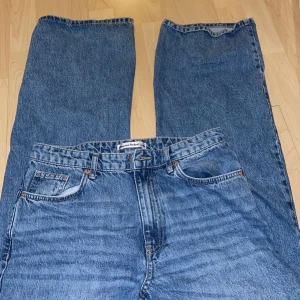 Halvt lågkostnadsländer jeans  - Blåa halvt lågmidjade jeans (mid waist) Storlek 40 men skulle säga mer en M