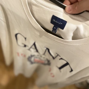 Gant Sweatshirt Vit - Köpt på johnnells 2020 Sparsamt använd då den är för stor för mig i nuläget. Användes kanske 5 gånger under 2021.