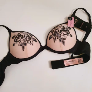 Helt ny Hunkemöller formpressad bygel-bh med push-up 75A - Helt ny Hunkemöller formpressad bygel-bh med push-up. I storlek 75A. Nypris: 349 kr. Tillhörande trosa i storlek M finns att köpa i separat annons. 
