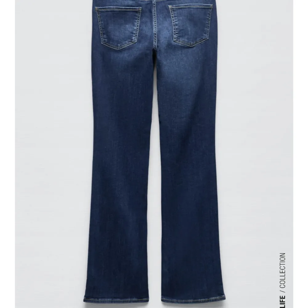 Helt oanvända bootcut jeans från zara med låg midja! Nypris 400. Jeans & Byxor.