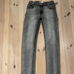 Levis byxor 502 - Ett par Levis jeans  i modellen 502. Storlek 12A. Väldigt bra skick och bara använda en eller två gånger.
