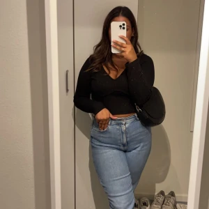 Svart topp  - Svart topp med markering under brösten i storlek M