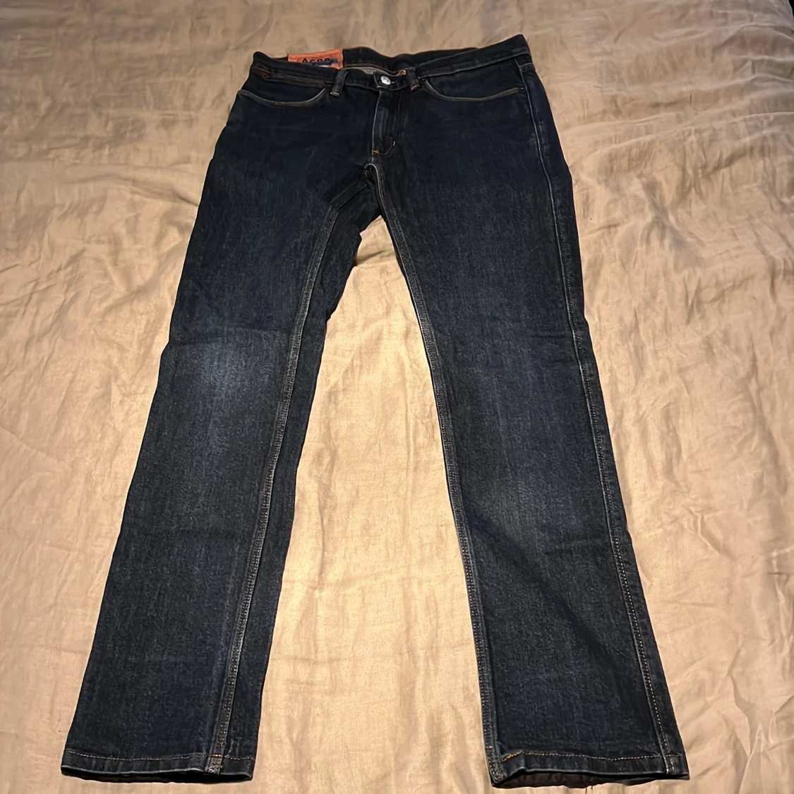 Mörk blåa Acne jeans. 