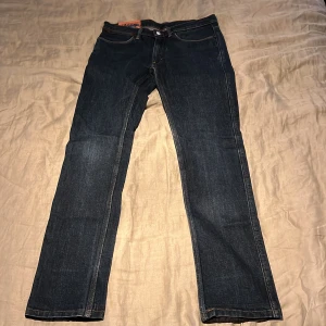 Mörk blåa Acne jeans.  - Knappt använda och passar bra till allt. Storlek 31/32. 