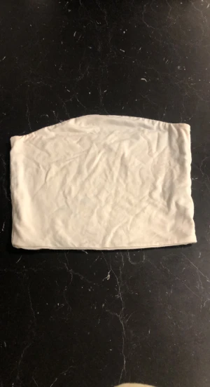 Crop Topp  - Köp från BikBok för något år sedan. Den är i storlek S och är i fint skick🥰