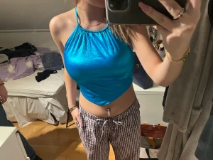 Blus  - En fest blus från boohoo, storlek S/M