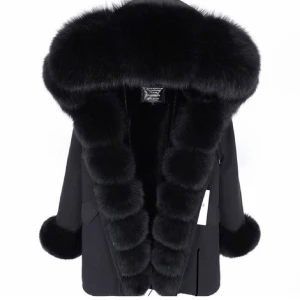 Oanvänd äkta pälsjacka - Säljer nu en vinterjacka som är helt oanvänd, tagg är kvar. Jackan håller värmen om vintern och är skön att ha på sig sen är den även sjukt snygg. Fodrat inuti jackan, jättefin äkta rävpäls och justerbara snören så den matchar din figur😇