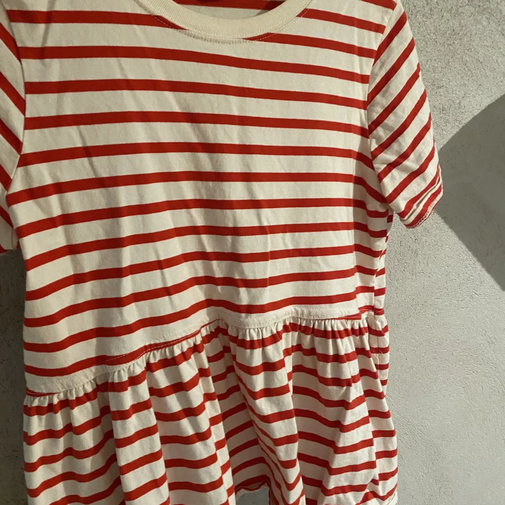 Säljer denna röd/vit randiga tröjan från Zara. Har inte använt på ett tag men är fortfarande i bra skick. . T-shirts.