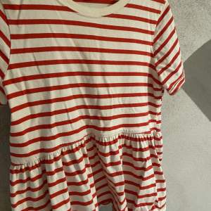 Säljer denna röd/vit randiga tröjan från Zara. Har inte använt på ett tag men är fortfarande i bra skick. 