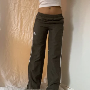 Bruna Adidasbyxor cargos - Använd gärna köp nu om du vill köpa/eller skriv till mig privat! Bruna cargo adidas köpta secondhand