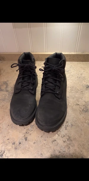 Timberland st 37 - Säljer ett par varma vinterskor i st 37, skorna är väl använda men är i bra skick. Säljes p.g.a att jag vuxit ur dom. Vid intresse kontakta för mer information.