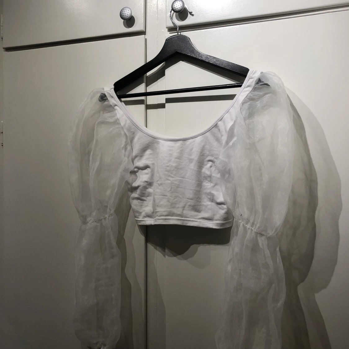 Topp med puffiga ärmar