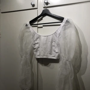 Topp med puffiga ärmar - Vacker vit topp med puffärmar. Vet ej märke. Fint skick, inga hål. Stl M. 