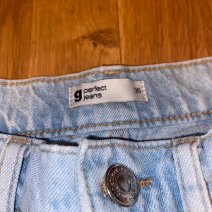 Blåa håliga jeans  - 90’s high waist jeans från Gina, använt fåtal gånger då dem aldrig riktigt passat. I gott skick! (Köpta för 499kr)