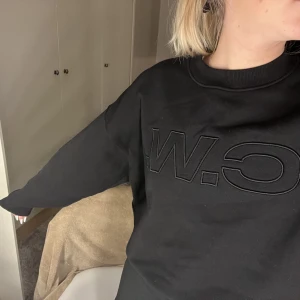 carin wester sweatshirt  - säljer denna jättefina helt oanvända sweatshirt från carin wester, inga defekter eller nopprig. den är i storlek xs men den passar s lika bra💗 kan frakta och skicka bättre bilder ((frakten är inräknat i priset))