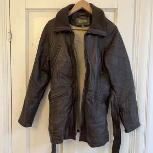 Brun skinnjacka - Brun skinnjacka i äkta skinn, jättebra skick och så snygg! 