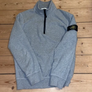 Stone Island Half Zip Grå - Grå Stone Island Half Zip | Varm och tjock | Storlek S |Skick: 8/10 | 1 år gammal | Inte använd mycket | Slutsåld nästan överallt | Lägg bud pris går att diskutera 