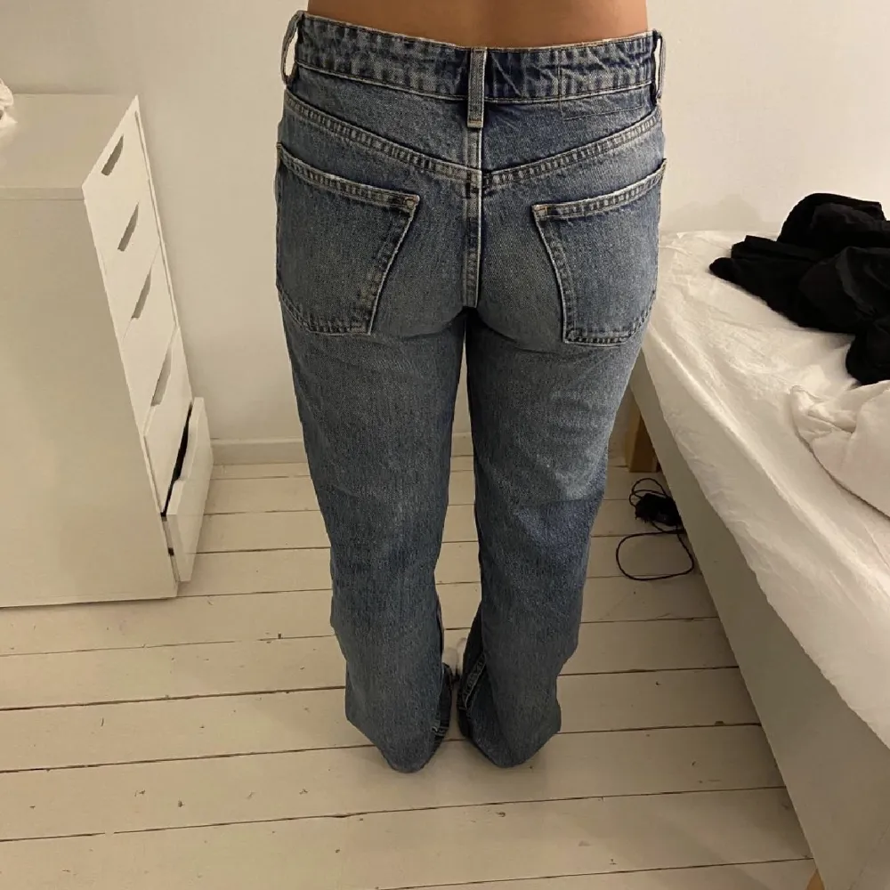 Mörkblåa zara jeans i mid-Rise med knappar❣️kontakta mig för mer info!. Jeans & Byxor.