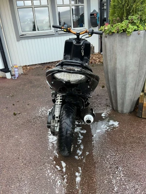 Speed fight 2 - Hej jag säljer min moppe för ska ta körkort snart, jag har en speedfight 2 med en ganska bra Skit på motor, setupet är 50cc sport, min moppe är trimmad men trimröret kommer med med trimningen åker den över 60 utan åker den 35. Allt funkar förutom elstart 