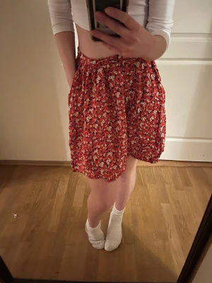 Blommig kjol - Fin blommig kjol med mycket praktiska fickor, köpt i frankrike