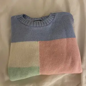 Stickad tröja i olika färger