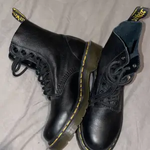 Dr. Martens sparsamt använda och kommer inte till användning längre. Köpta för ca 1500kr nånting